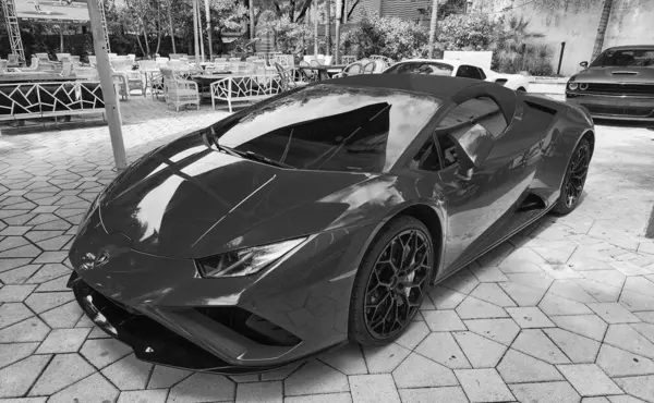 Miami Beach, Florida USA - 8 Haziran 2024: Lamborghini Huracan Miami plajında. Lamborghini lüks bir İtalyan otomobil üreticisi.