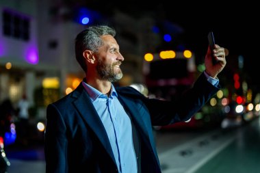 İş adamının çevrimiçi video görüşmesi var. İş videosu konferansı. İnternette iş görüşmesi. İş adamı konferansı. Görüntülü iletişim. İş adamının online iş konferansı var. Mutlu yıllar..