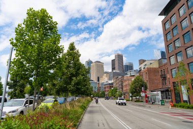 Seattle, Washington, ABD - 26 Temmuz 2024: Seattle şehir yolu. Yol güzergahı. Modern şehir. Gökdelen mimarisi olan şehir manzarası. Gökdelenli Seattle şehir merkezine giden yol.
