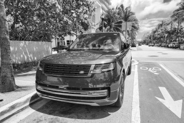 Miami Beach, Florida USA - 8 Haziran 2024 Land Rover Defender SUv Ocean Drive Miami Beach 'te. Miami 'deki LAND RANGE RANGE RANGE savunucusu. ön görünüm.