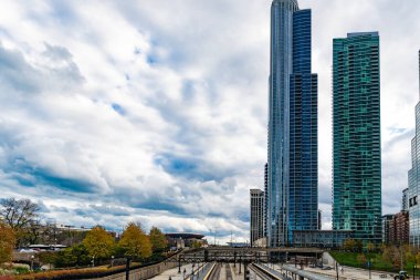 Chicago, Illinois, ABD - 10 Kasım 2024 Metro Tren İstasyonu. Demiryolu taşımacılığı. Şehir tren yolu. Metro için demiryolu. Şehrin gökdelen manzaralı tren istasyonu. Şehir manzarası.