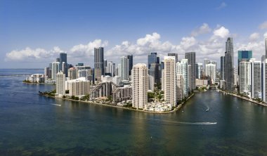 Brickell gökdelenlerinin hava görüntüsü. Miami şehir merkezinin modern manzarası. Kıyı şeridinin üstündeki panoramik Miami silueti. Miami 'de Brickell Key hava görüntüsü