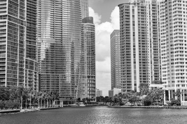 Brickell Key Merkezi 'nde bir gökdelen. Modern cam bina. İş şehrinde gökdelen. Şehir merkezinde gökdelenli. İş bölgesindeki ofis binası. Gökdelen mimarisi.