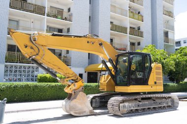 Ağır makine kazıcısıyla tamir edin. İnşaat alanı ve endüstriyel ağır makine kazıcı. Kazıcı kazıcı. Ağır ekipman makineleri. Endüstriyel ağır malzeme.