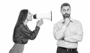 Anlaşmazlığı çözmek. Rekabet konsepti. İş çatışması. İş kadını, beyazdan izole edilmiş bir şekilde hoparlörden çalışana bağırıyor. Patronun terfi konusunda ortağıyla anlaşmazlığı var. Tanıtım faaliyetleri.