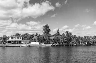 Lüks liman evi. Otel mimarisi. Konut alanı. Modern bina. Rıhtımda bir apartman dairesi. Şehir rıhtımı ve ev. Yazın tatil binası.