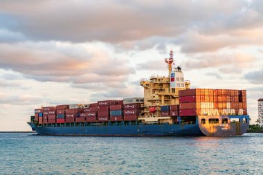 Miami, Florida, ABD - 25 Kasım 2024: Kargo Annie B Monrovia gemi hizmetleri deniz manzaralı, hava manzaralı. Kargo gemisinde nakliye konteynırı. Kargo gemisi. Konteyner gemisi.