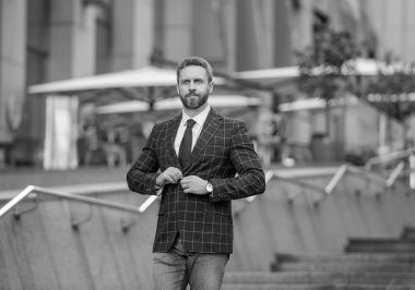 Başarılı bir iş. Girişimcinin başarısı. Sokaktaki ofis müdürü. Takım elbiseli bir iş adamı. Hırslı İspanyol işadamı dışarıda. İşletme patronu. Liderlik ve başarı.