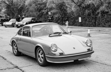 Chicago, Illinois - 29 Eylül 2024 1972 Porsche 911T Coupe yolda. altın metalik 1972 Porsche 911T Coupe.