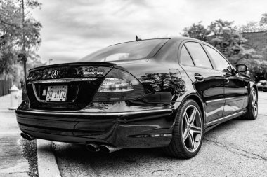 Chicago, Illinois - 29 Eylül 2024: MerCEDES Benz E63 amg. Siyah Mercedes Benz E63 amg sokağa park edilmiş..
