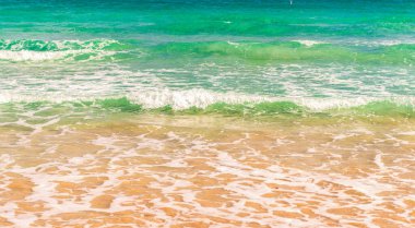 Denizde sakin bir ufuk. Romantik yaz tatili deniz manzarası. Deniz manzarası cenneti. Okyanus sahilinde gün doğumu. Yaz tatilinde gün batımı deniz manzarası. Deniz bulutlu gökyüzü ile ufuk çizgisi. Kumsalda dinlen..