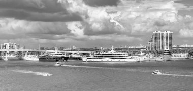 Marina manzarası. Yaz seyahati ve tatil. Tekne gezisi. Lüks yat Miami limanına yanaştı. Miami Güney Sahili, Florida. Amerika 'nın liman manzarası. Gemi ve yatlı Miami limanı.