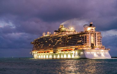 Miami, Florida, ABD - 16 Aralık 2024 Yaz Tatili Seyahati. MSC yolcu gemisinde. Gemi turu ve deniz seyahati. Akşamları gemi aydınlanır. MSC Sahil Yolcu Gemisi Yolculuğu.