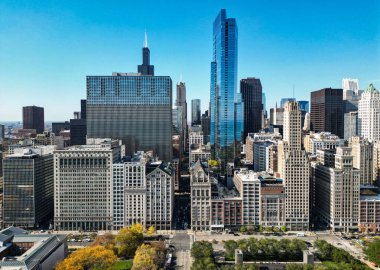 Chicago şehir merkezi silueti. Modern iş şehri manzarası. Business City bölgesiyle şehir manzarası. Chicago şehir manzarası gökyüzü mimarisi. Gökdelen iş alanı. Chicago şehir manzarası.