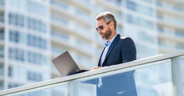 Dijital veri yönetimi üzerinde çalışan bir iş adamı. Profesyonel pazarlama müdürü. İş başarısı. CEO dışarıda çalışıyor. Takım elbiseli bir iş adamı. Bilgisayarı daktilo eden başarılı iş adamı.