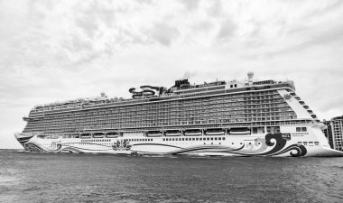 Miami, Florida, ABD - 07 Kasım 2024: Norveç sevinci. Gemi seyahati. Yaz tatilinde gemi turu. Gemi seyahati ve deniz seyahati. Lüks yolcu gemisi. Gemi Miami sahil limanından ayrılıyor..