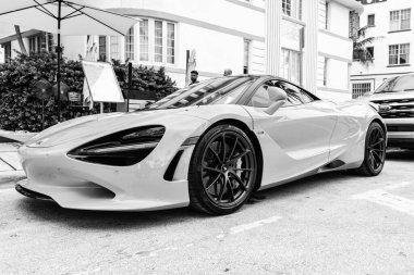 Miami Beach, Florida USA - 8 Haziran 2024: 2019 McLaren 720S Performans Miami Beach. Turuncu 2019 McLaren 720S Performans