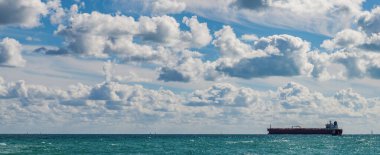 Deniz manzarasında romantik bir yaz tatili. Günbatımı denizi ve deniz manzarası. Deniz ufku manzarası. Yaz tatilinde bulutlu gökyüzü ve deniz manzarası. Deniz ufkuyla gökyüzü. Deniz doğası ile sakin bir ufuk. Gün batımında Ufuk.