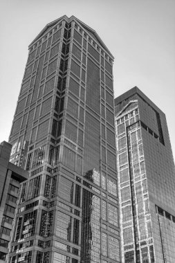 Camsı gökdelen. Modern şehir perspektifi. Metropolis City 'deki gökdelen. Şehir merkezinde gökdelen manzaralı. Bakış açısı. Gökdelen mimarisi. Mimari bakış açısı.