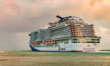 Miami, Florida, ABD - 16 Aralık 2024: yaz tatilinde tatil beldesi. Karnaval yolcu gemisi. Gemi turu ve deniz seyahati. Gemi Miami limanından ayrılıyor. Karnaval Gezi Gezisi Gezisi Kutlaması.