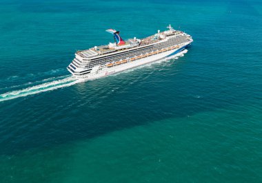 Miami, Florida, ABD - 21 Mart 2025: Karnaval yolcu gemisi. Gemi turu. Seyahat acentesi. Gemi Miami sahil limanından ayrılıyor. Karnaval Fetih yolcu gemisi yolculuğu. Yaz tatilinde gezmek.