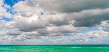 Denizde sakin bir ufuk. Romantik yaz tatili deniz manzarası. Deniz manzarası cenneti. Okyanus sahilinde gün doğumu. Yaz tatilinde gün batımı deniz manzarası. Deniz bulutlu gökyüzü ile ufuk çizgisi. Kumsalda dinlen..