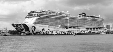 Miami, Florida, ABD - 03 Kasım 2024: gemi seyahati. Yaz tatilinde gemi turu. Gemi seyahati ve deniz seyahati. Lüks yolcu gemisi. Gemi Miami sahil limanından ayrılıyor. Norveççe tekrar.