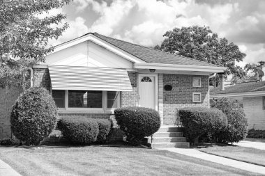 Banliyö bölgesinde özel bir ev. Banliyö ev mimarisi. Banliyöde özel konutları var. Banliyö mahallesi. Özel aile mimarisi. Evin dış tarafı. Özel hayat.