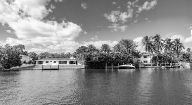 Şehir rıhtımı ve ev. Yazın tatil binası. Lüks liman evi. Otel mimarisi. Panoramik manzara. Modern bina. Rıhtımda bir apartman dairesi..