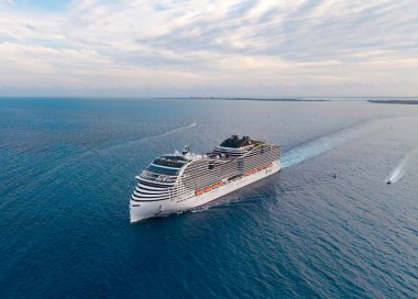 Miami, Florida, ABD - 10 Mayıs 2025: MSC World America yolcu gemisi yolculuğu. Yaz tatilinde gemi turu. MSC yolcu gemisinde. Gemi turu ve deniz seyahati. Gemi port 'tan ayrılıyor.