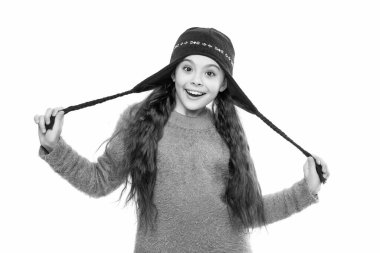 Örgü süveter giyen genç bir kız. Kış modası. Kış şapkalı şık kız. Sıcak kış şapkası takan genç çocuk portresi. Kız çocuğu beyazda izole edilmiş. Mutlu bir çocukluk. Modaya uygun kar şapkası.