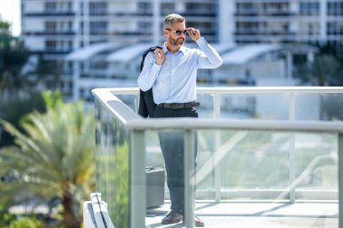 İş molasında ofis müdürü. Açık havada başarılı bir iş adamı. Profesyonel iş adamı takım elbise giyer. İşletme patronu. Başarılı bir iş. Başarı girişimci liderliği. Başarı zihniyeti.