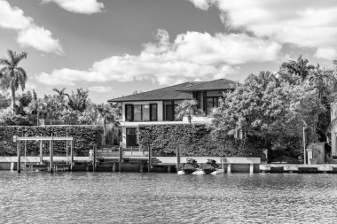 Şehir rıhtımı ve özel evi var. Yazın tatil binası. Lüks liman evi. Otel mimarisi. İkametgah. Modern bina. Rıhtımda bir apartman dairesi..