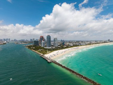 Miami Sahili şehir manzarası. Miami yaz havası manzarası. Miami sahil şeridi. Güney Sahili Miami hava manzarası. Florida 'daki mavi okyanus silueti. Okyanus kıyısında. Yaz gökdeleni silüeti