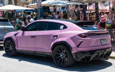 Miami, Florida, ABD - 26 Temmuz 2025 Lamborghini Urus lüks SUV, pırıl pırıl pırıl pırıl pırıl pırıl ayar. Lüks mor renkli Lamborghini Urus. Lamborghini Urus 'un arabası dışarı park edilmiş, köşe manzaralı..
