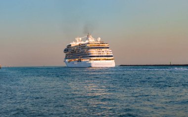 Miami, Florida, ABD - 07 Aralık 2024: 7 deniz Grandeur yolcu gemisi yolculuğu. Yaz tatilinde gemi turu. Naip yedi deniz yolculuğu. Gemi turu ve deniz seyahati. Gemi limandan ayrılıyor..