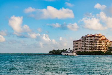Fisher Adası 'nda lüks bir binada yat. Yaz tatili. Fisher Adası Binası. Lüks motorlu tekne yatı. Yat marinaya gidiyor. Tekne ve yat gezisi. Lüks yaşam tarzı.