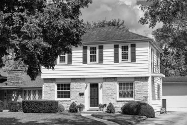 Banliyö ev mimarisi. Özel aile evi. Mahalle mimarisi. Mahallede mülk. Konut mülk evi. Konut mimarisi. Banliyö mahallesi. Özel hayat.