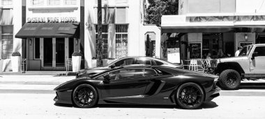 Miami Beach, Florida USA - 8 Haziran 2024 Lamborghini Aventador LP700-4 Miami sahili okyanus yolunda. Lamborghini lüks bir İtalyan otomobil üreticisi.