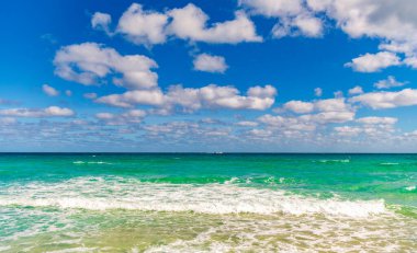 Deniz doğası ile sakin bir ufuk. Deniz manzarasında romantik bir yaz tatili. Günbatımı denizi ve deniz manzarası. Deniz ufku manzarası. Yaz tatilinde bulutlu gökyüzü ve deniz manzarası. Deniz ufkuyla gökyüzü. Egzotik cennet.