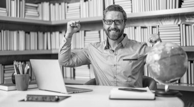 Online eğitim. Öğretmenler günü. Sınıfta üniversite öğretmeni. Online özel ders. Okulda çevrimiçi sınıf. Okul sınıfında eğitim. Öğretmenim sınıfta. Çevrimiçi eğitim platformu.