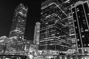 Chicago gökdelen binasının gece manzarası. Chicago gökdelenin mimarisi. Şehir gecesi aydınlatılmış bina. Gökdelen şehir manzarası. Chicago 'nun gece şehri. İş şehri. Neon yansımaları.