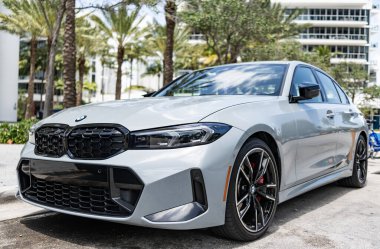 Miami, Florida, ABD - 19 Nisan 2025: BMW M340i 2023 spor araba sedanı. Lüks sedan spor araba M3 yarışması. Araba M3 yarışması XDrive dışarıda park halinde. Limon rengi sedan araba, yan görüş.