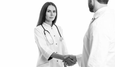 Sağlık sigortası anlaşması. Sağlık ve ilaç. Beyazların izole ettiği iki doktor arasındaki tıbbi anlaşma. Terfi anlaşması. Doktor, hemşireyle tokalaşıyor. Aferin..