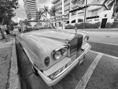 Miami Beach, Florida USA - 5 Haziran, 2024 Klasik İngiliz üstü açık arabası Rolls-Royce Corniche Ocean Drive Miami Drive