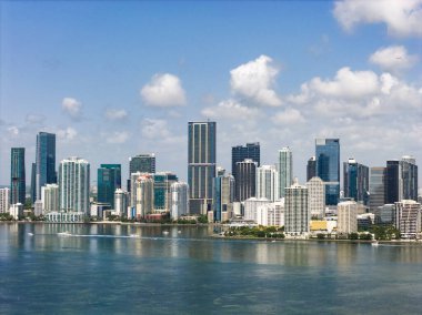 Brickell gökdelenlerinin hava görüntüsü. Miami şehir merkezinin modern manzarası. Kıyı şeridinin üstündeki Panoramik Miamis silueti. Miami 'deki Brickell Key hava görüntüsü. Miami 'nin manzarası. Miami Plajı ve Brickell