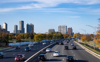 Chicago, Illinois, ABD - 25 Ekim 2024: Şehir yolu araba dolu. Şehir sonbaharı. Şehir yolu otoyolu. Autumn Road otoyolunda araba trafiği. Şehir hedef otoyolu.