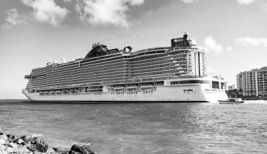 Gemi Miami sahil limanından ayrılıyor. Lüks deniz tatili. Gemi seyahati. Yaz tatilinde Majestic yolcu gemisi. Gemi seyahati ve deniz seyahati. Lüks yolcu gemisi manzarası. Okyanus Gezileri.