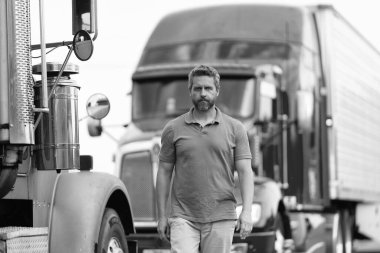 Kamyonetin önünde poz veren İspanyol bir adam. Yarı kamyon aracı. Kamyon şoförü. Milenyum kamyoncusu. Kamyonetin yanında bir adam var. Kamyon şoförü. Kamyon sahibi. Taşıma araçları.