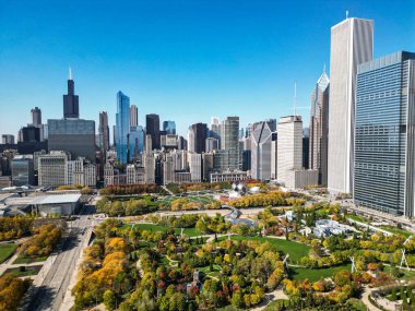 Chicago şehir manzarası. Chicago şehir merkezi parkı ve ufuk çizgisi. Autumn City Park manzarası. Sonbahar şehri parkı olan şehir manzarası. Chicago şehir manzarası gökyüzü mimarisi. Gökdelen ve manzara. Şehir Chicago.
